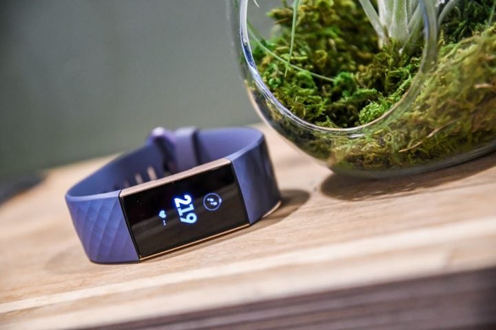 fitbit charge 3 stopped tracking sleep