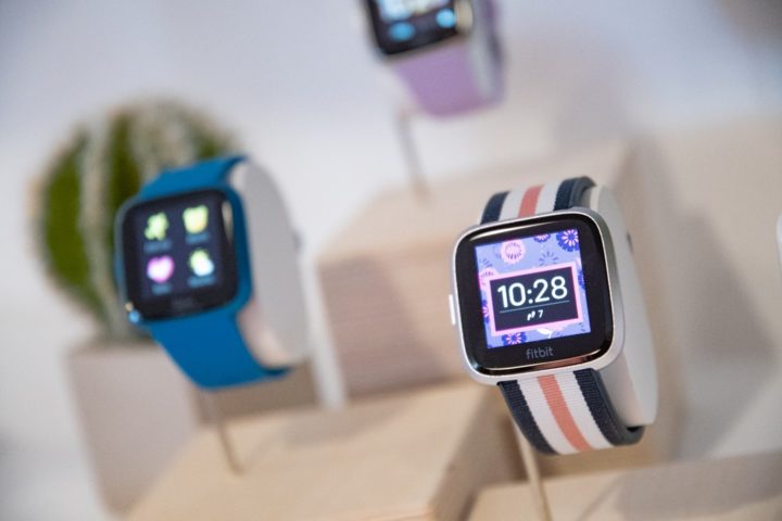 how to change the date and time on a fitbit versa