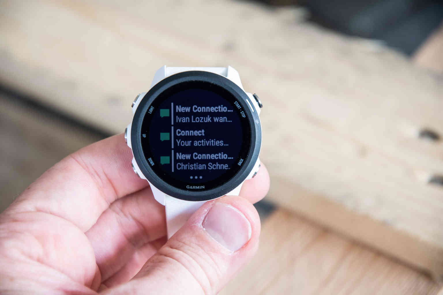 does the garmin forerunner 235 play music