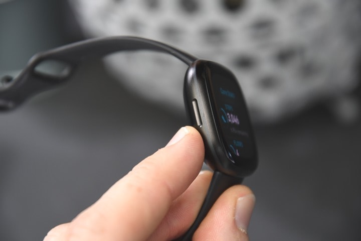 which fitbit versa has 3 buttons