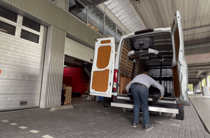 Unloading-Peloton-Tread-Truc